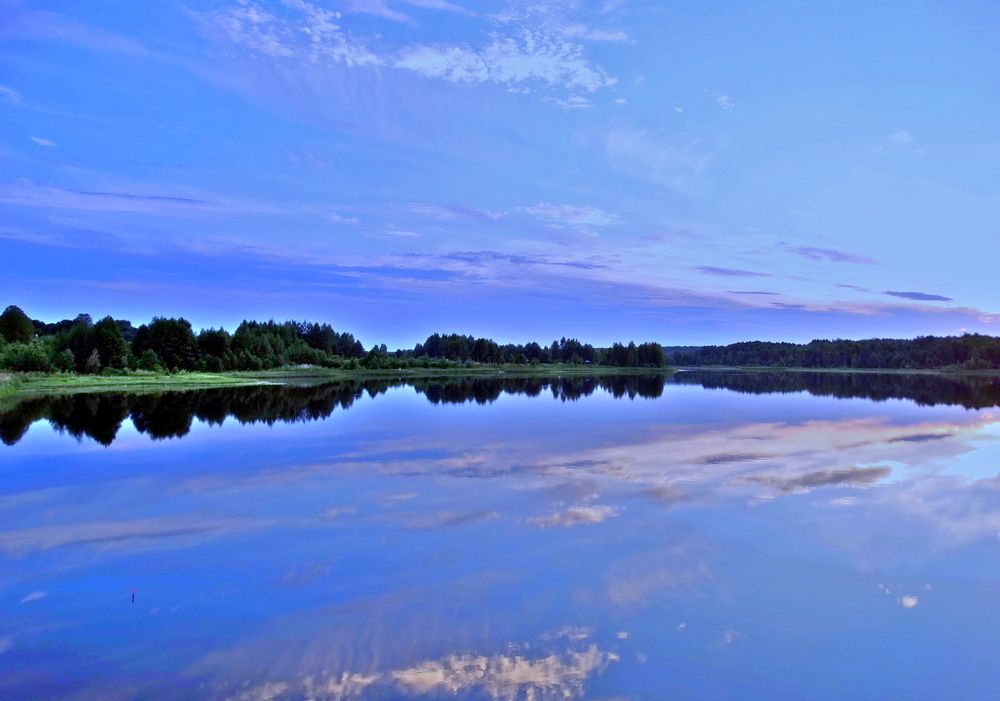 Отражение синего неба в воде
