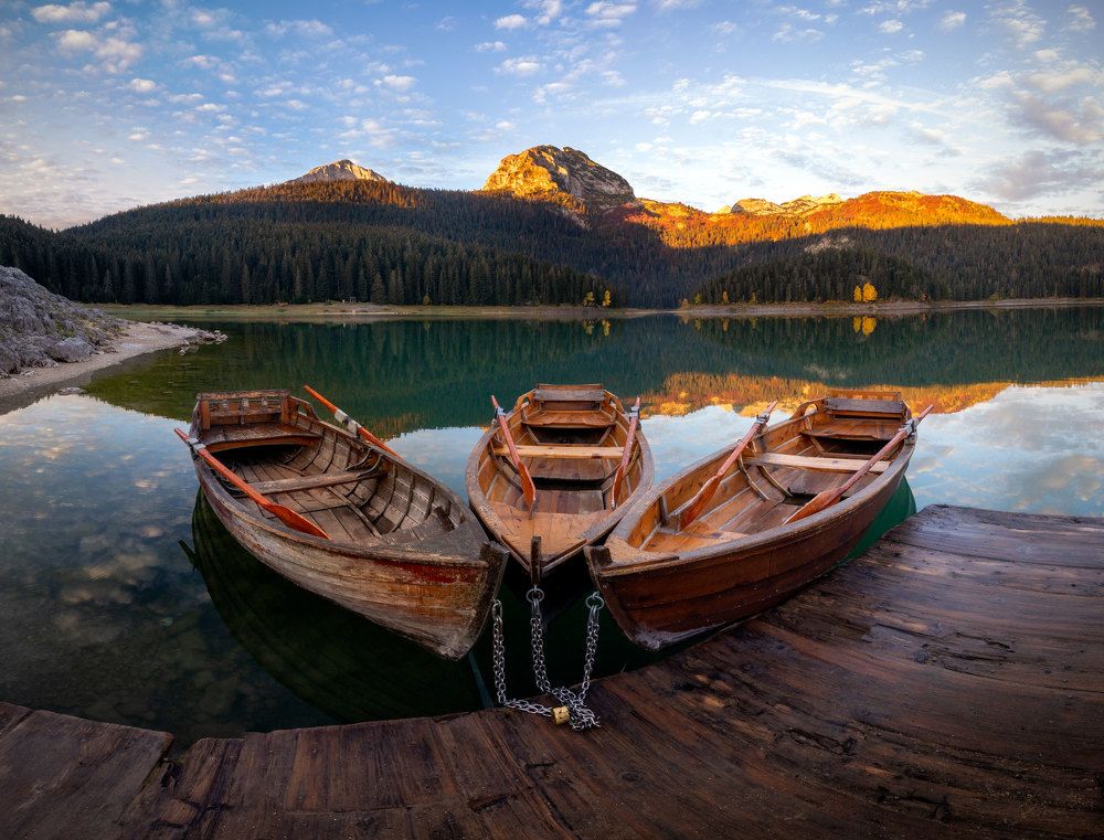 A peaceful morning at the Black Lake