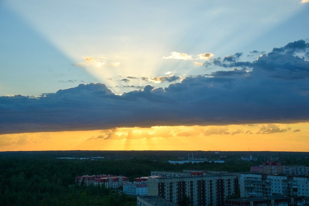 Красивый закат на окраине.
