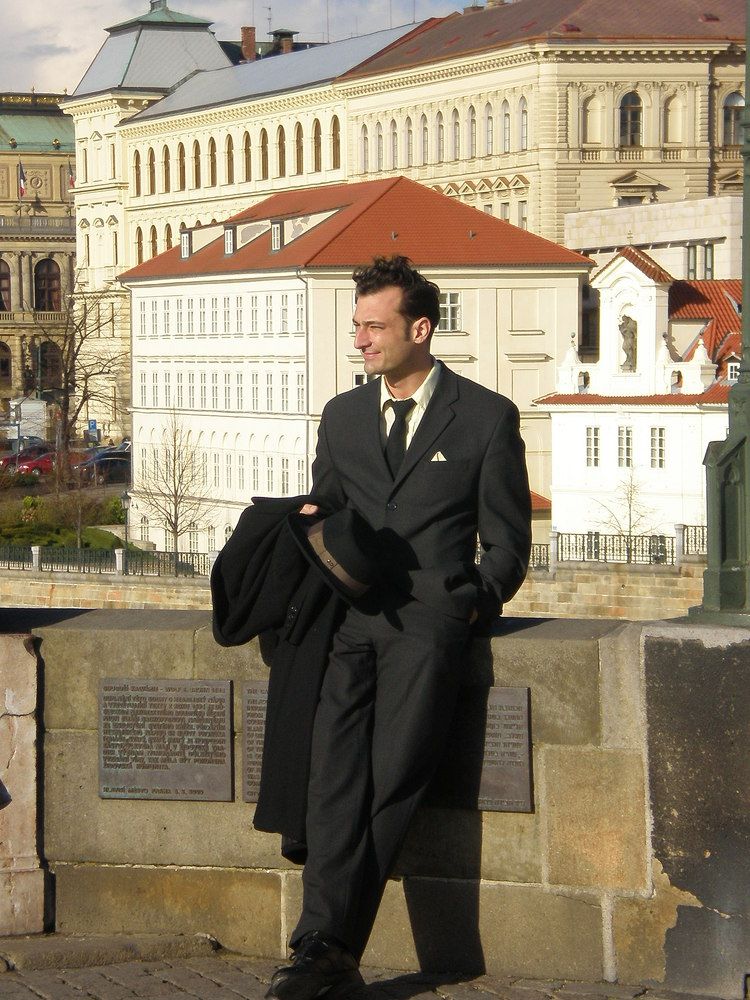 Ждёт кого-то…