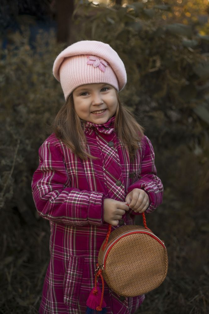 Маленькая модница на осенней прогулке