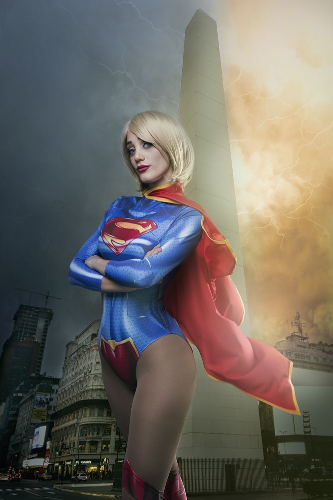 Súper Girl at the obelisk