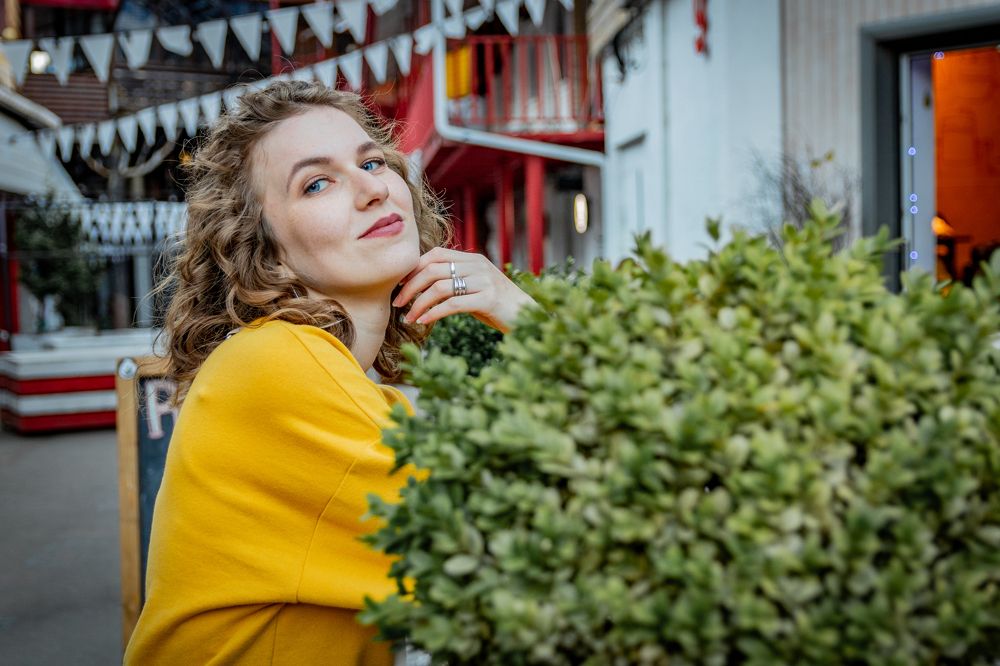 Девушка в желтом