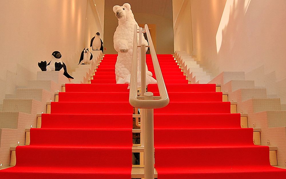 На лестнице, на красной дорожке