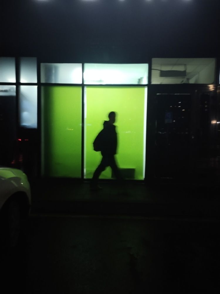 Человек на фоне зелёного