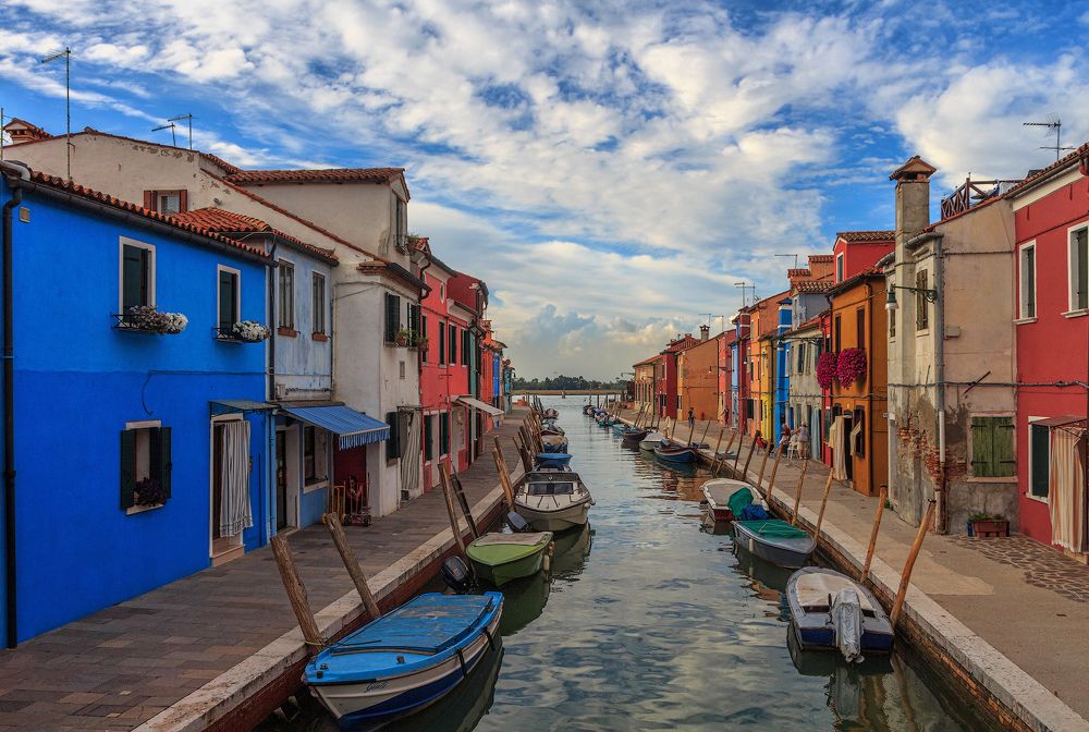 На острове разноцветных домиков