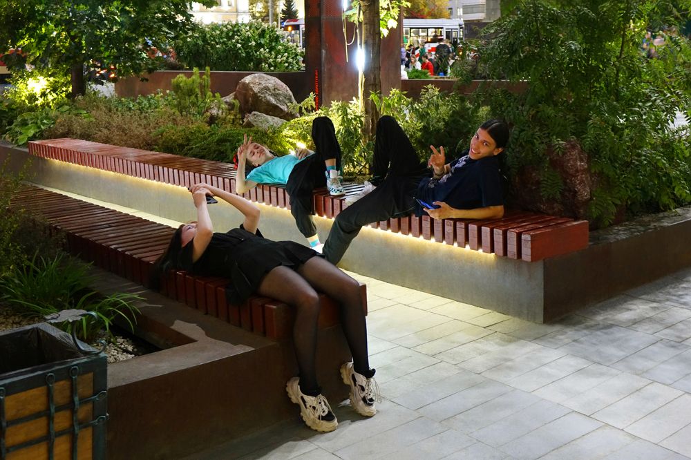 МОЛОДЁЖЬ ОТДЫХАЕТ…