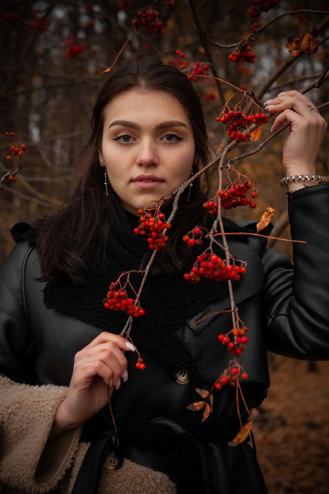 Девушка с рябиной