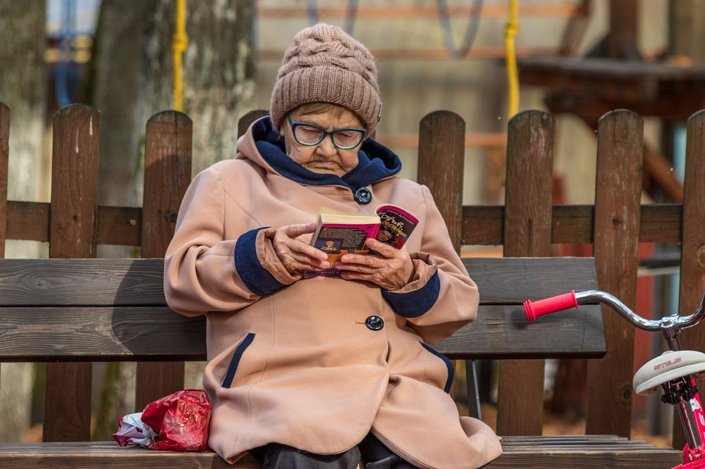 Пока внуки играют.