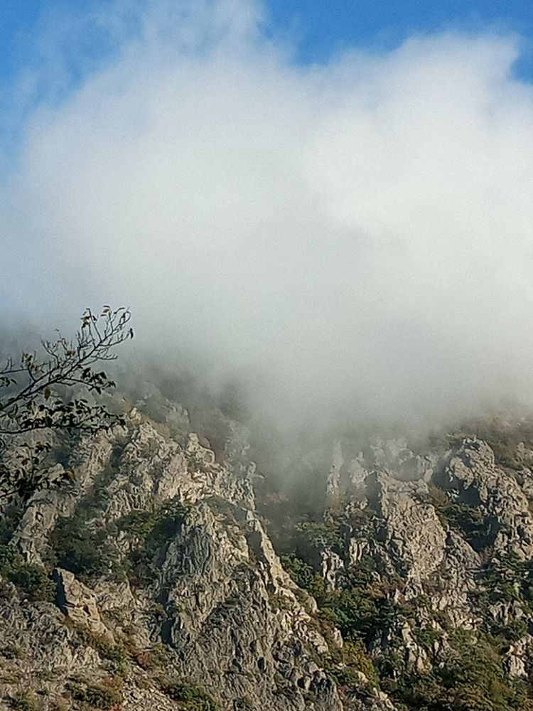 Шапка из облаков над Медведь-горой