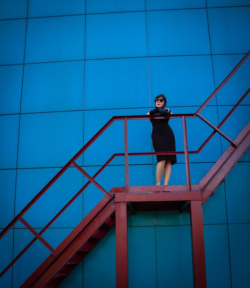 Красный на синем