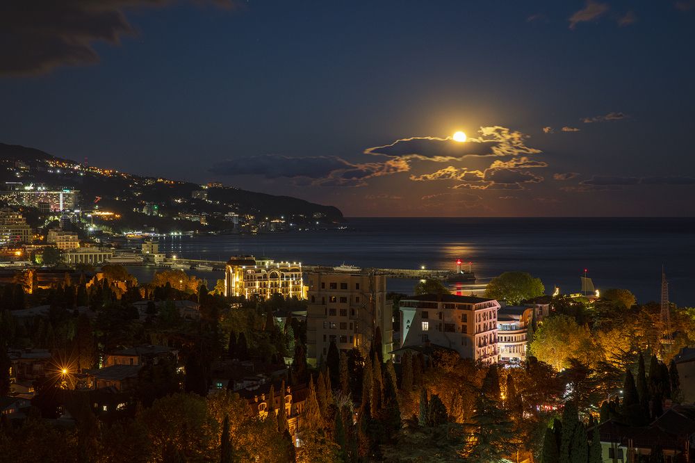 Ночная Ялта.