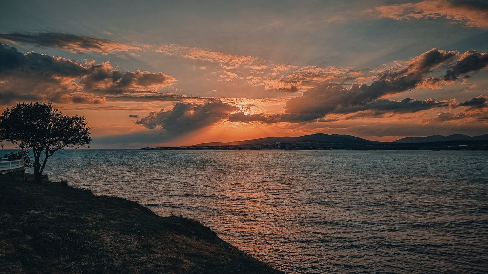 И Солнце скрылось