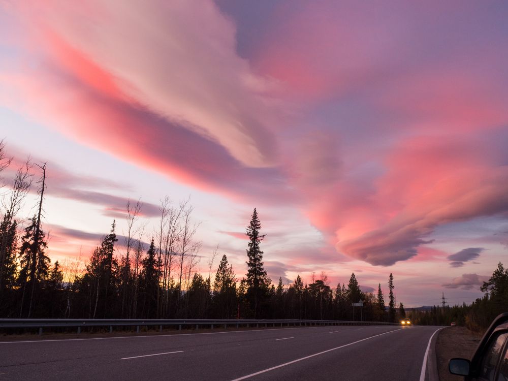 Лентикулярные облака на закате