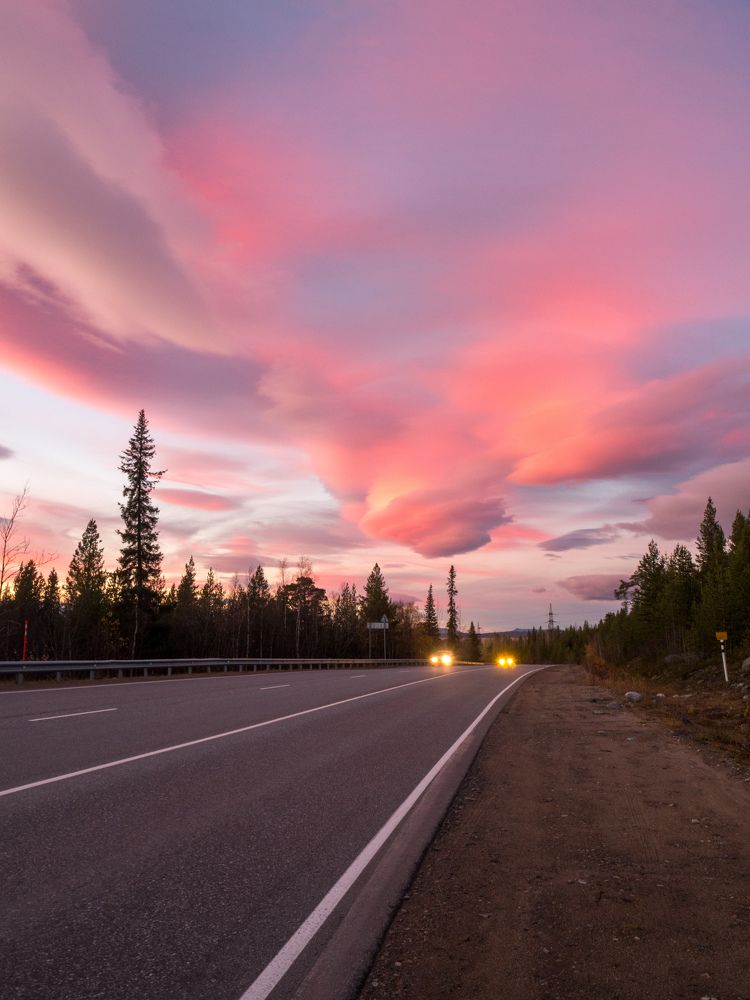 Лентикулярные облака на закате