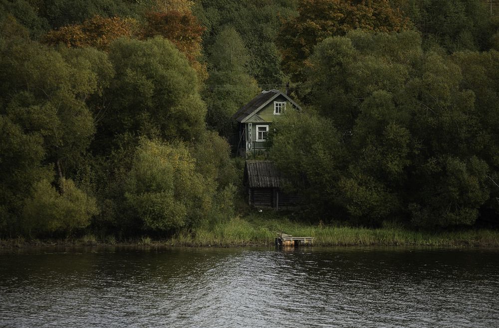 Домик на реке Волхов