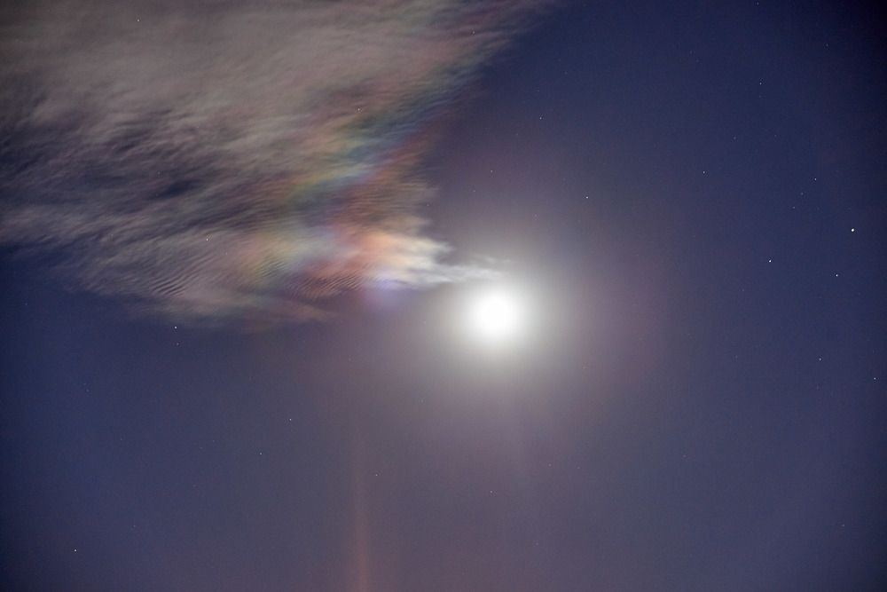 Радужные облака у луны