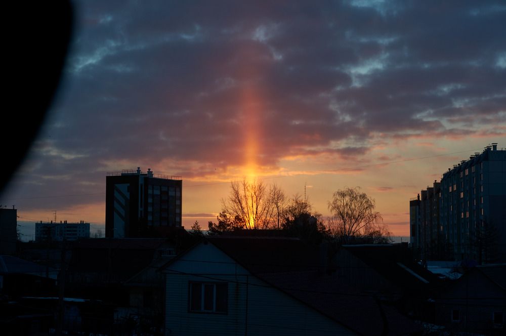 Световой столб на рассвете