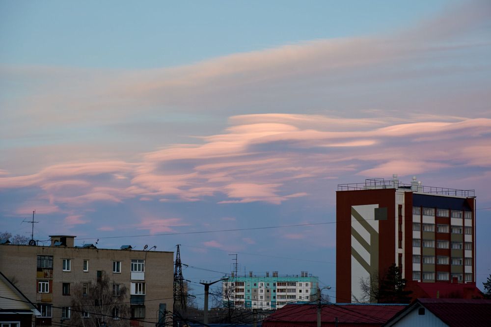Лентикулярные облака над городом
