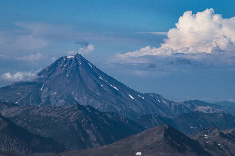 Вилючинский вулкан в синих тонах