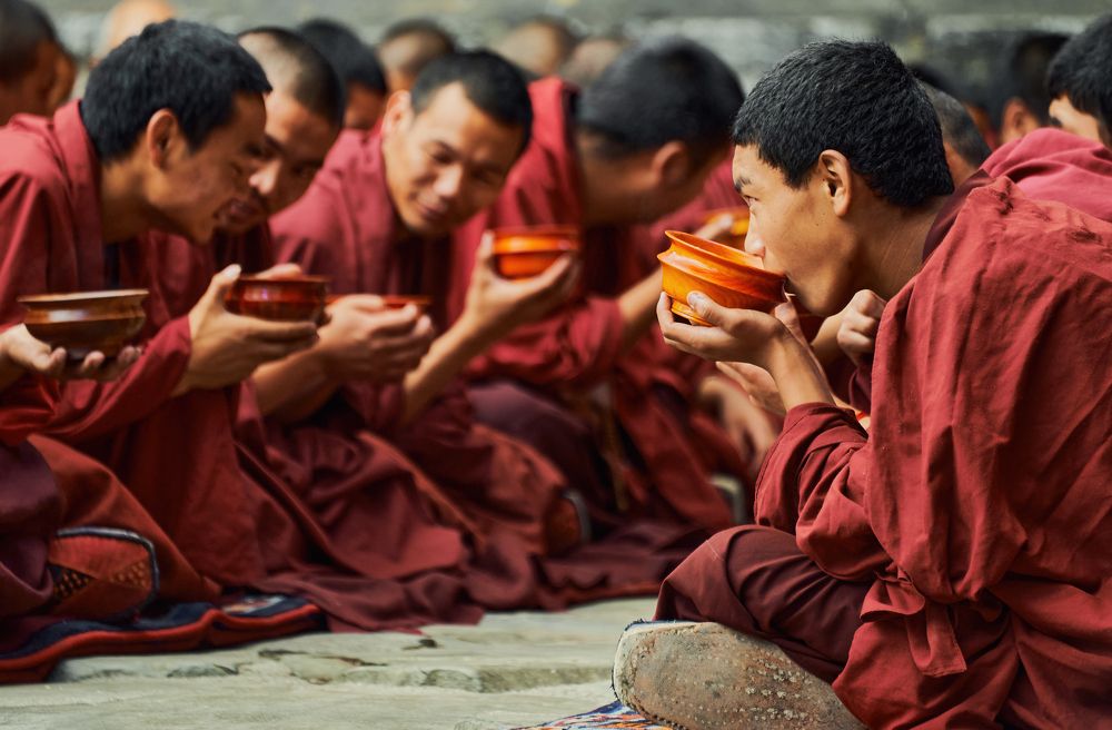 За часуймой.