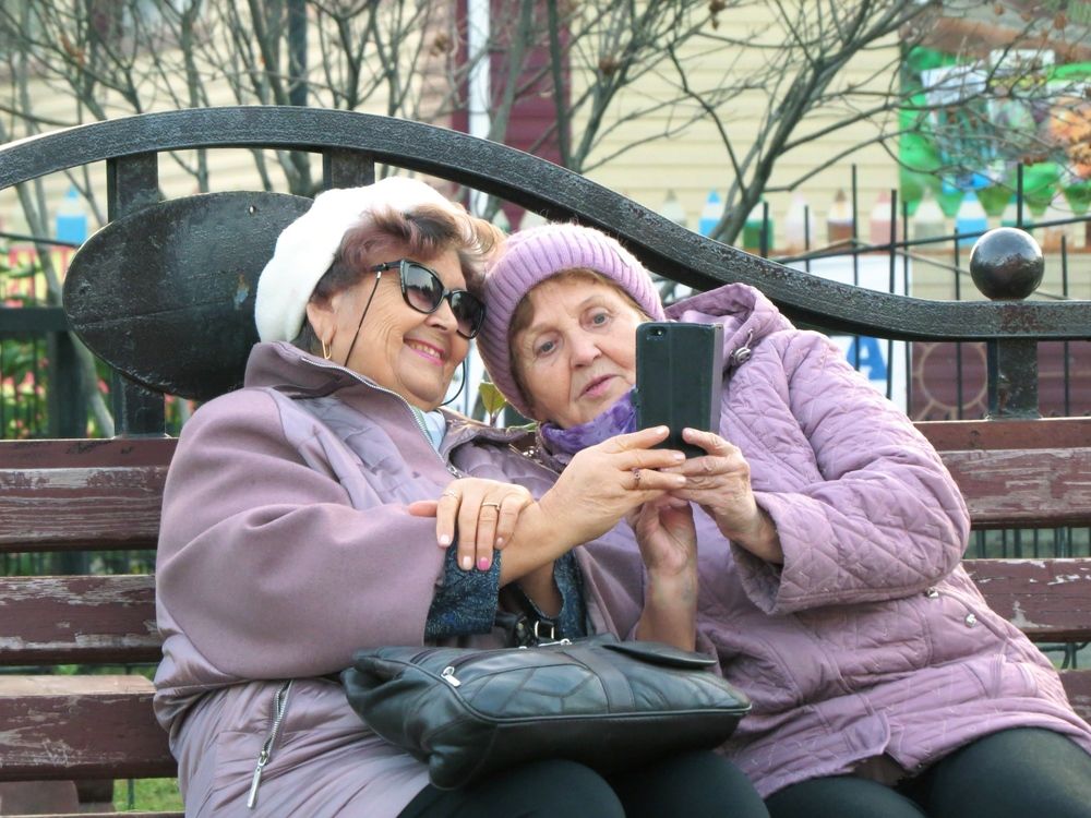 Подруги и смартфон