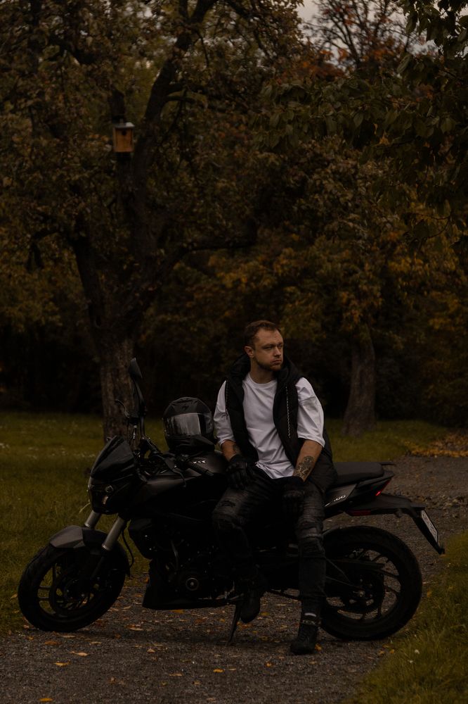 Осень. Утро. Байкер