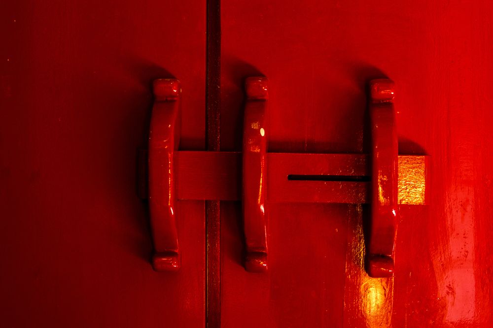 Красная щеколда