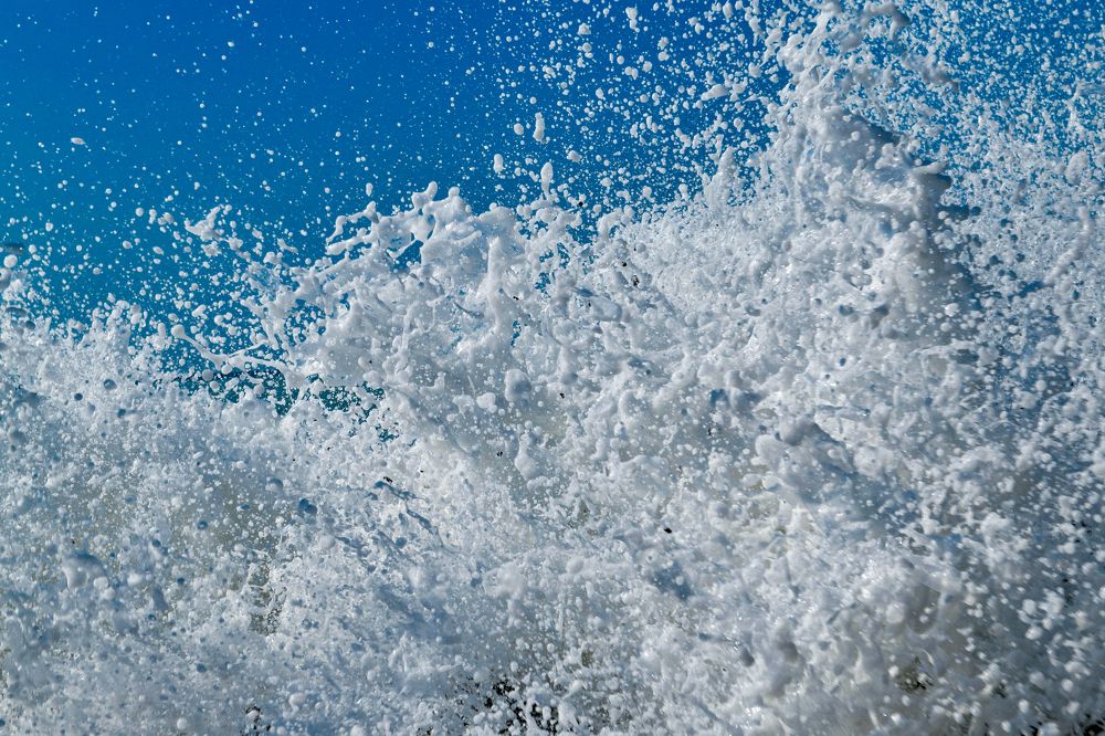 Пена, камни и песок