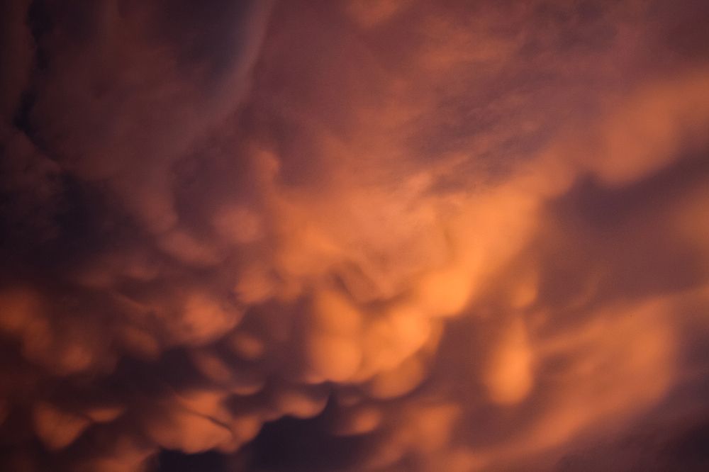 Облака маматусы на закате