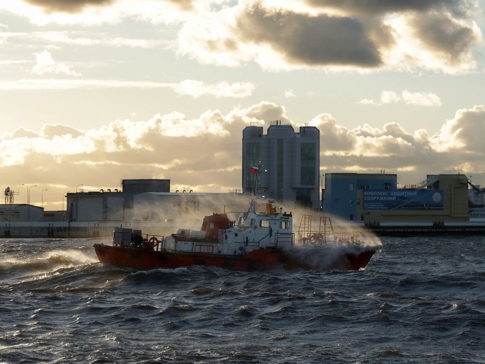 Сквозь волны (Through the waves)