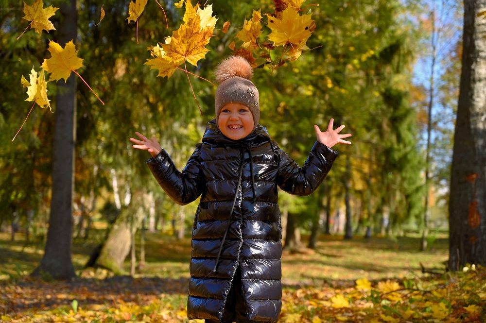 Ребёнок в осеннем парке