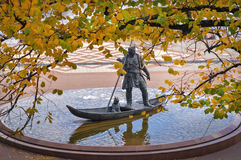 Осень у подножия памятника первому жителю Гомеля.