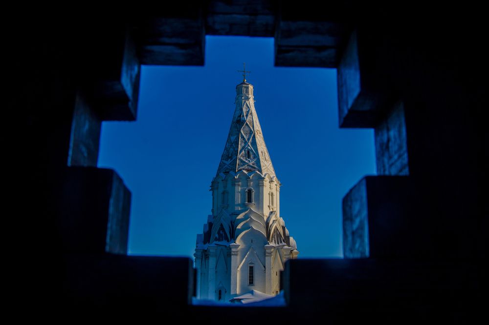 За резными воротами