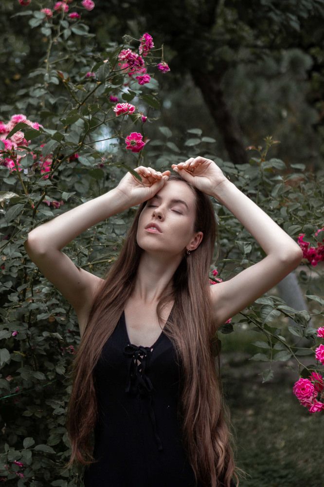 Девушка в саду роз