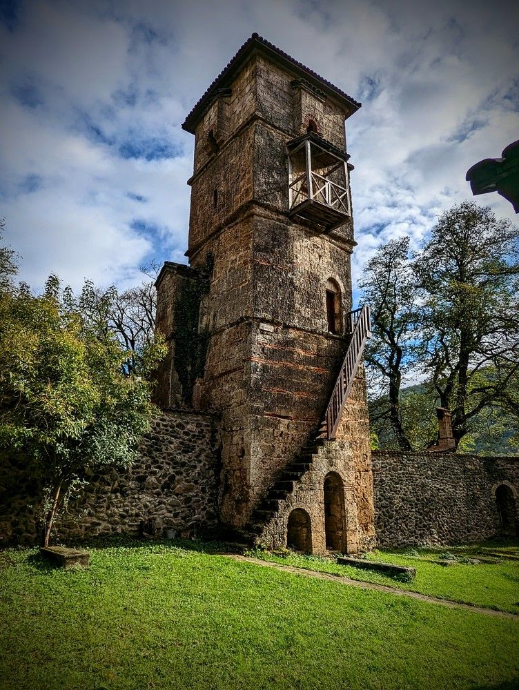 Башня старинного монастыря