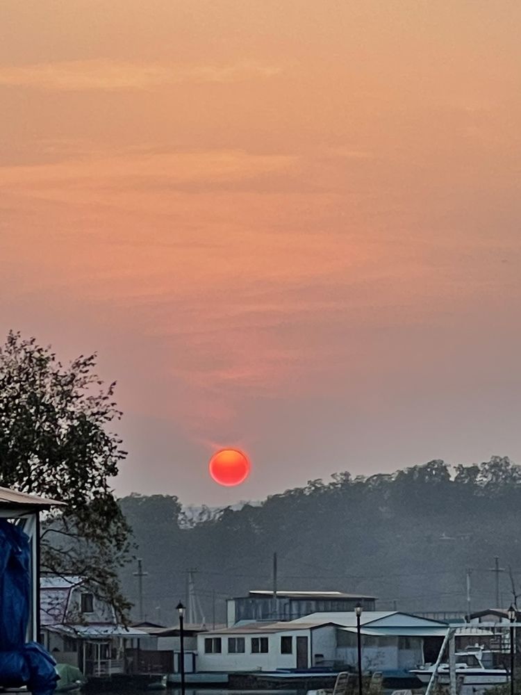 Красное солнце