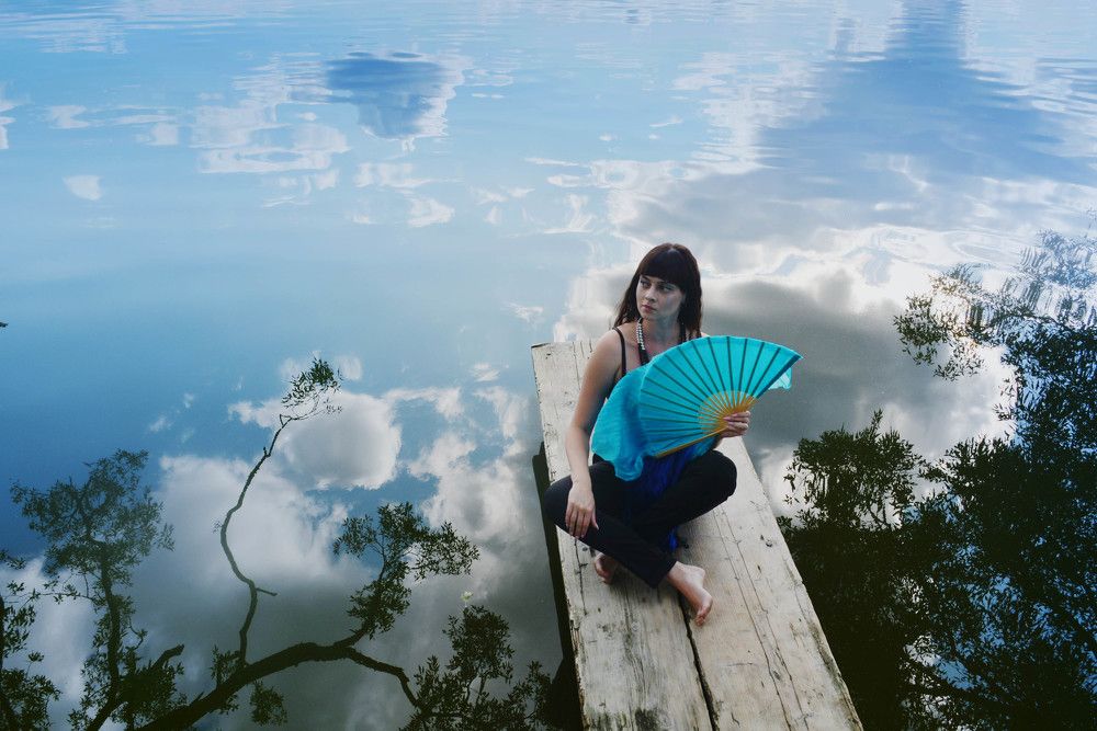 девушка с веером