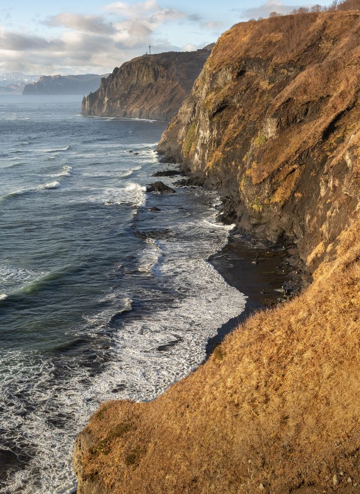 У отвесных скал