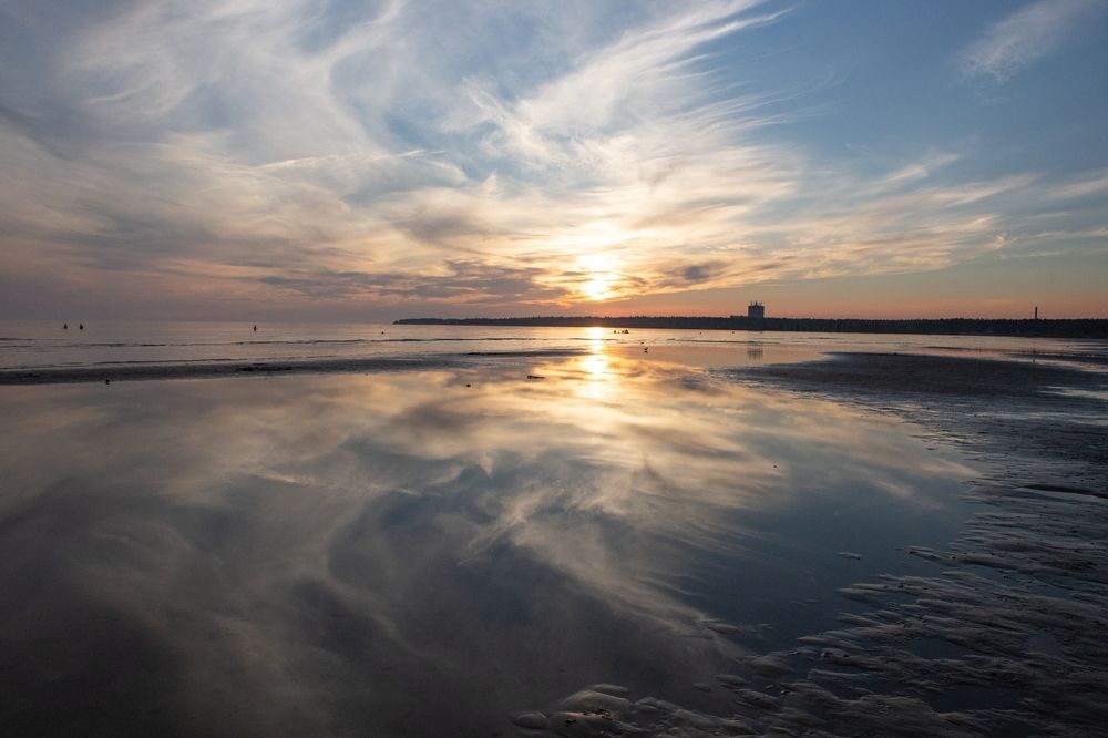 Перистые облака над Финским заливом.