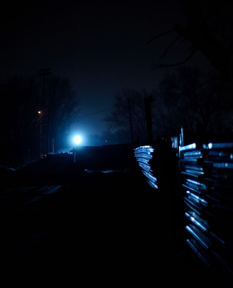 Синий свет прожектора