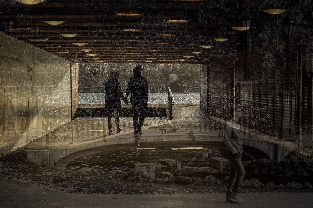 Пара в туннеле.