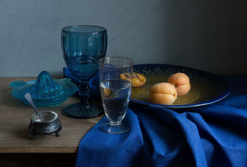 Натюрморт с синими предметами.