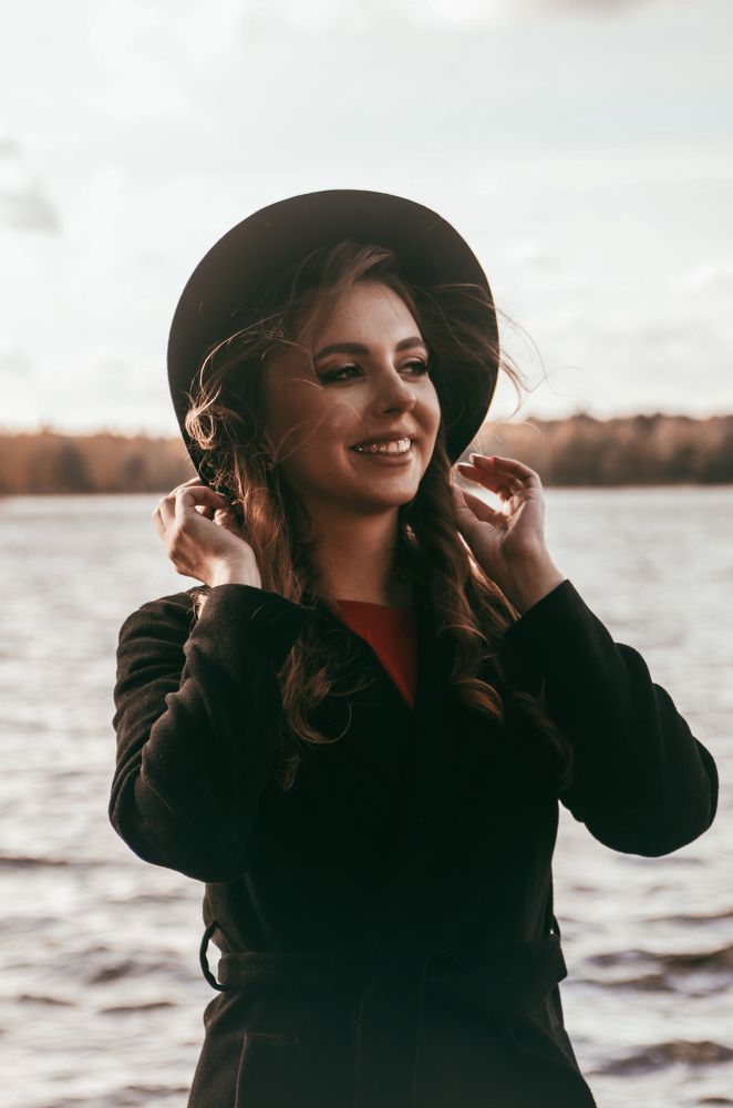 Девушка со шляпой на ветру