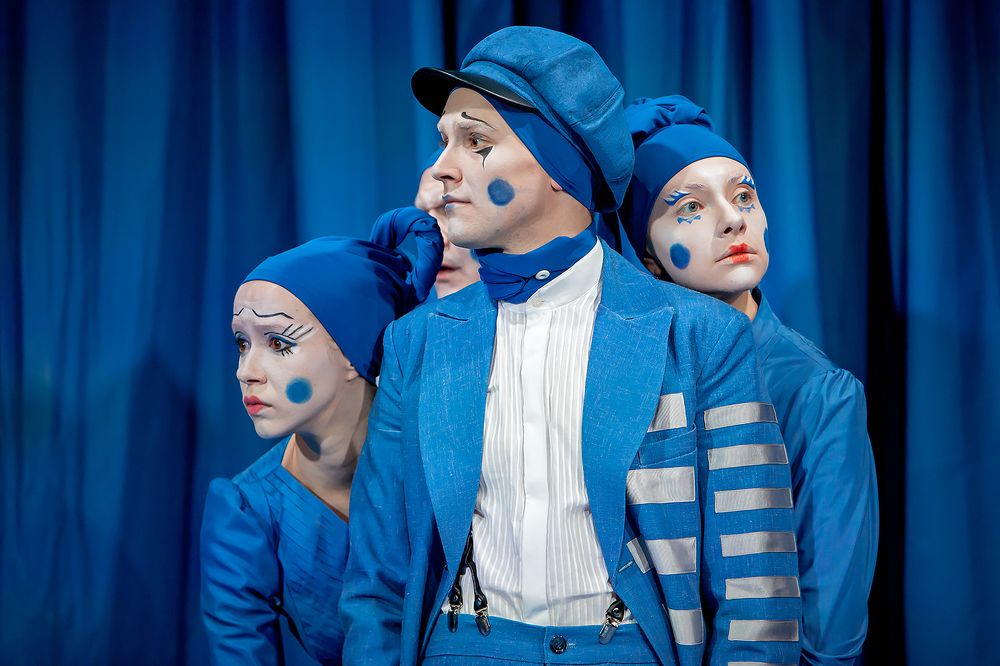 Сцена из спектакля «С художника спросится» Государственного академического театра имени Евгения Вахтангова