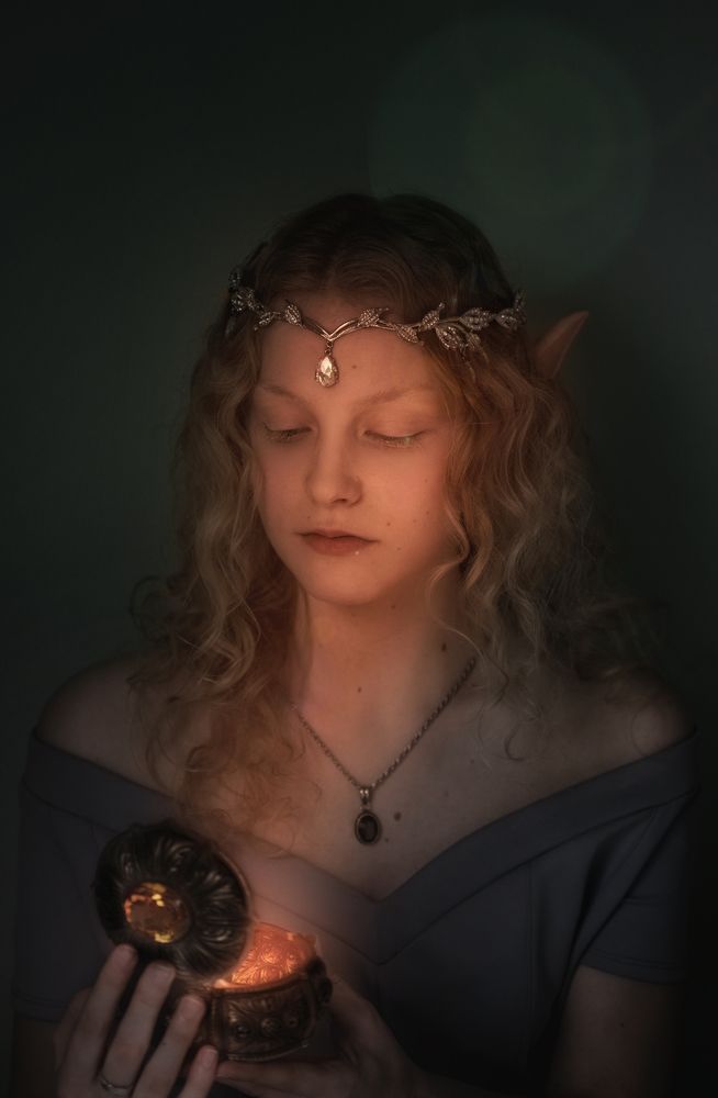 The Elf and the old box