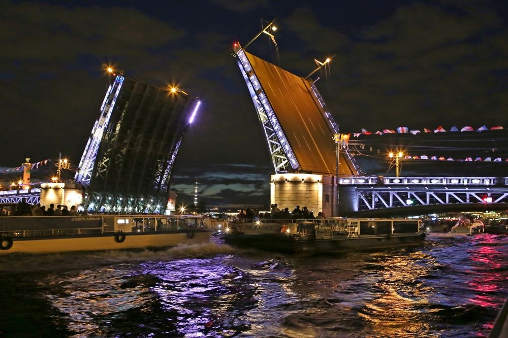 Мосты повисли над водами. Санкт - Петербург.
