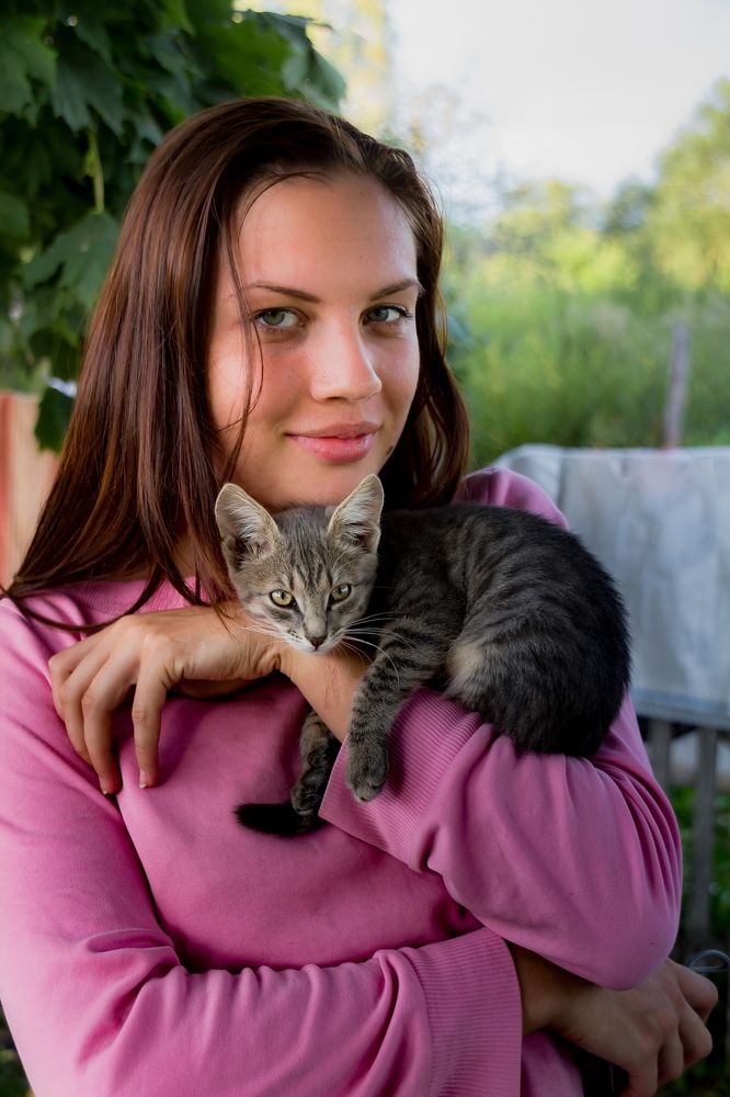 С котенком