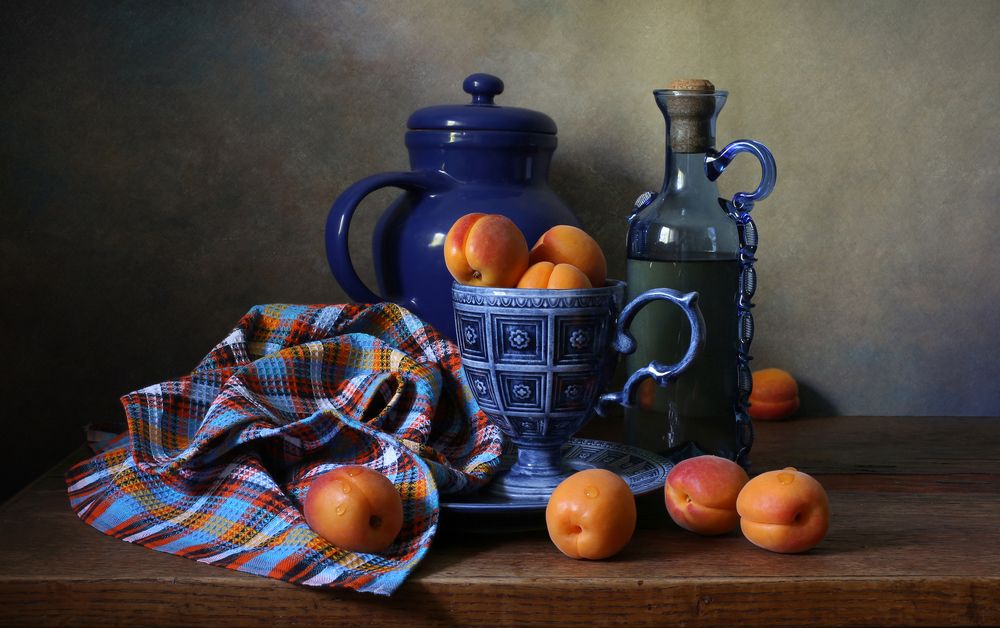 С синей посудой и абрикосами