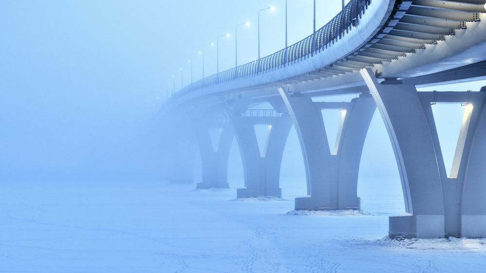 Мост в морозном тумане